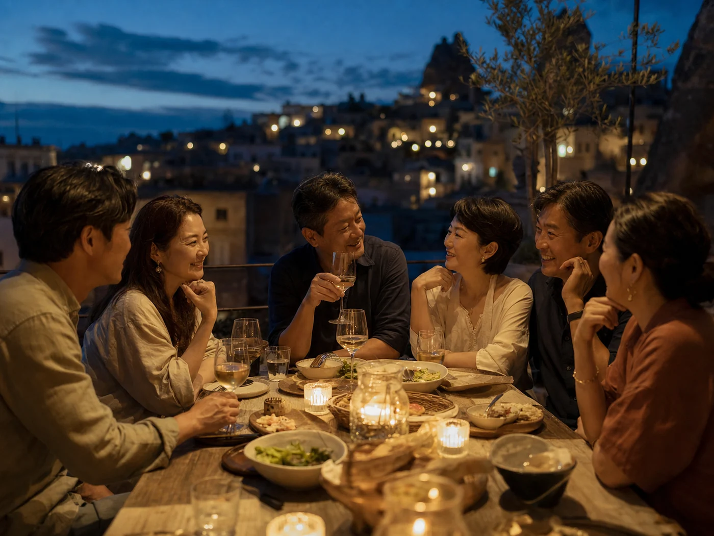 朋友在私人旅程中共享当地餐食的场景视觉参考
